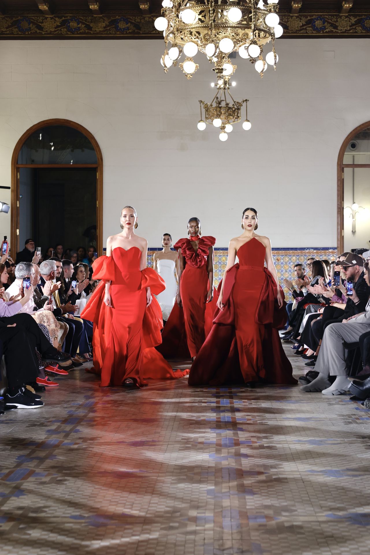 La elegancia en blanco, negro y rojo de Mario Salafranca.