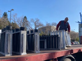 Estructura para el material pirotécnico, en una plataforma de un camión.