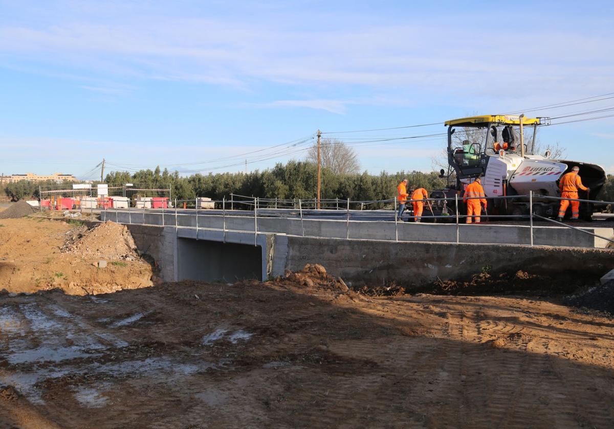 Obras de reforma del puente para salvar el Barranquet, uno de los accesos a Cheste.