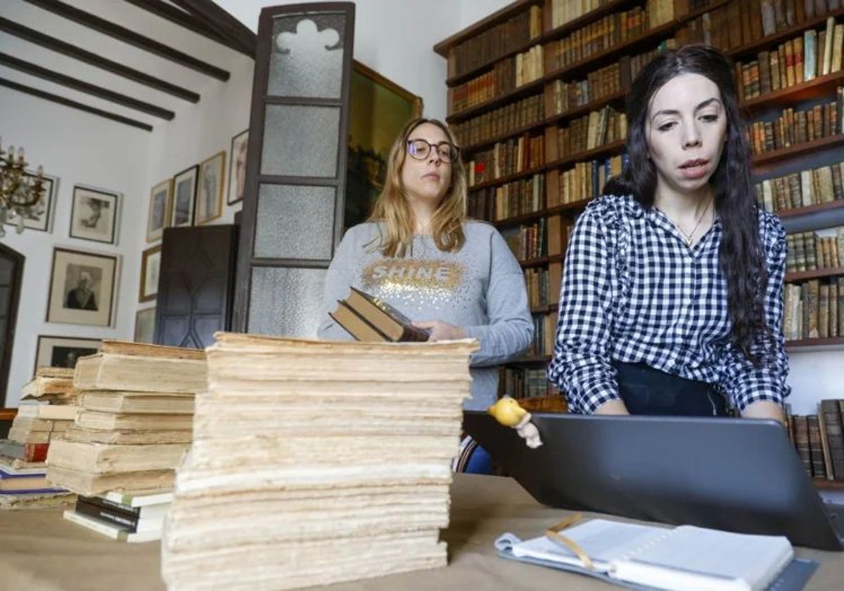 Gloria e Iabel, las encrgadas de trasladar a soporte digital el contenido de la biblioteca.