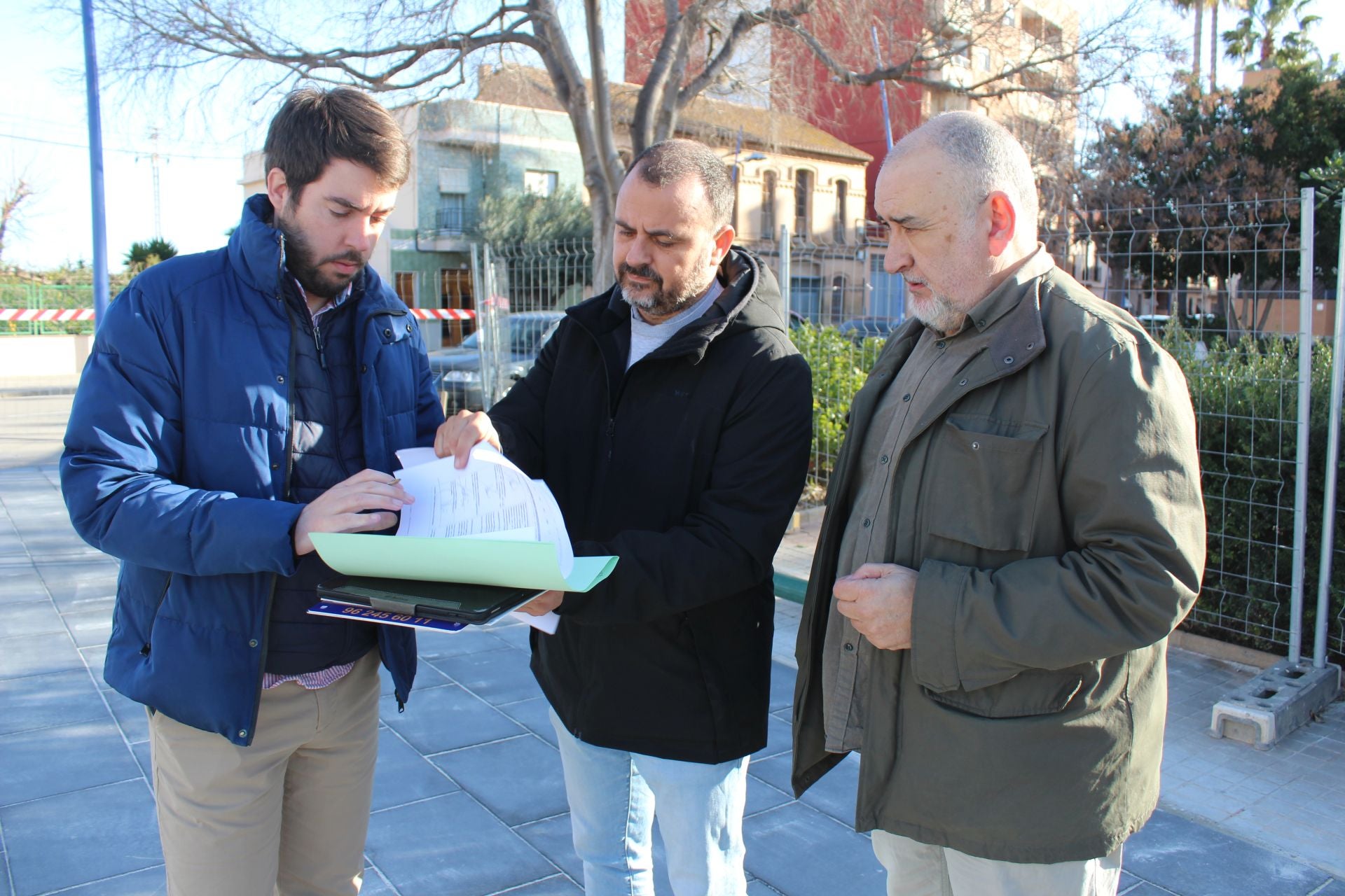 El alcalde Emilio Belencoso (i), en una visita de obras.