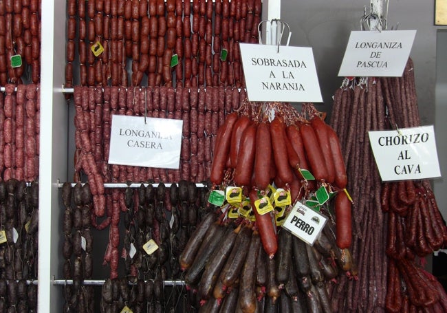 Expositor de embutidos durante la Muestra de Requena.