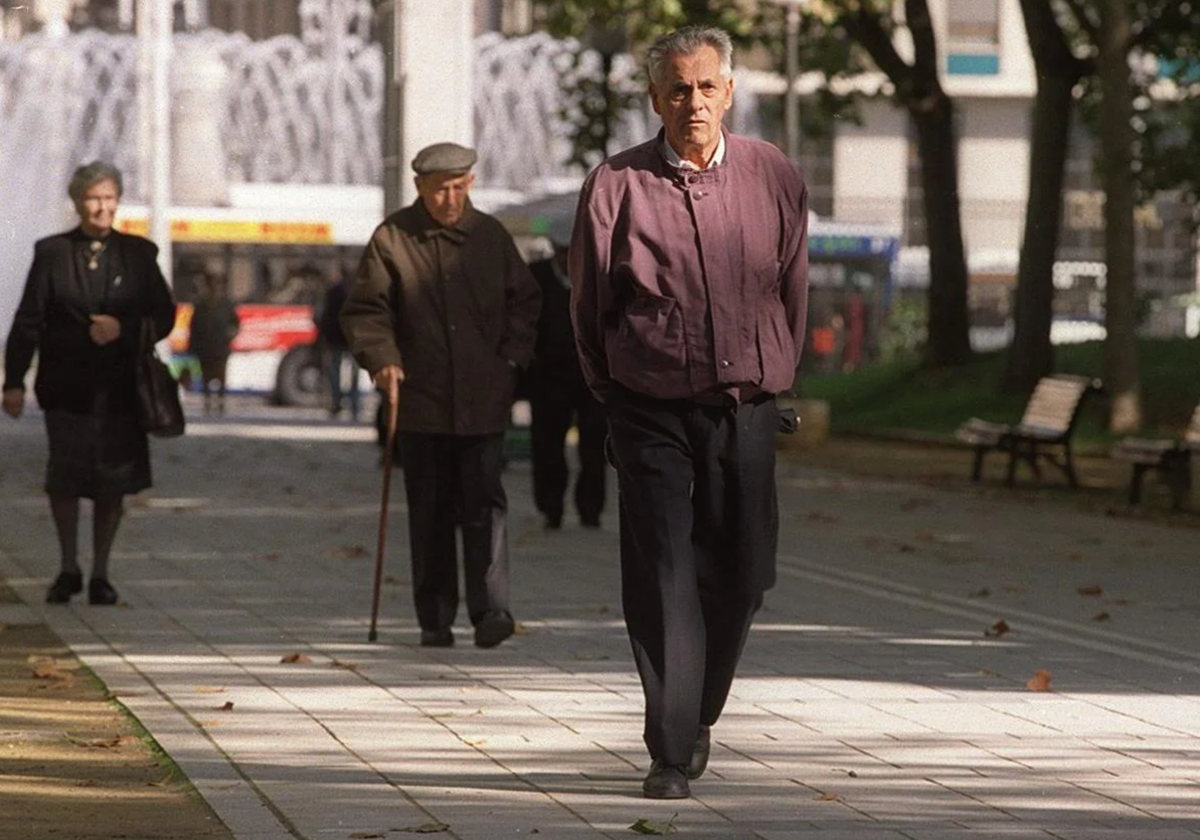 Un pensionista paseando.