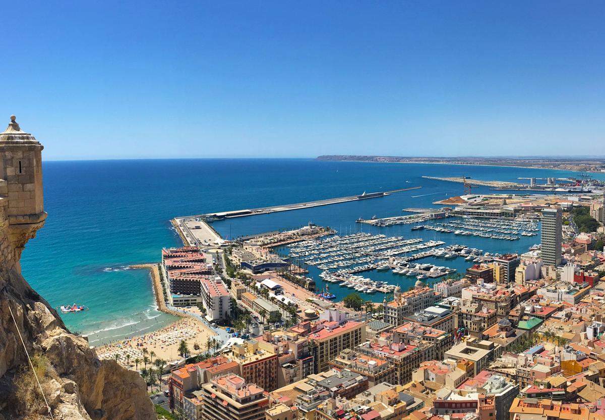 Vistas del puerto de Alicante.