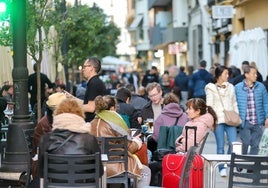 Turistas, en una terraza de Valencia.