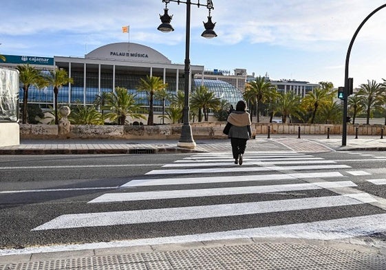 Uno de los nuevos pasos de peatones semaforizados en Jacinto Benavente