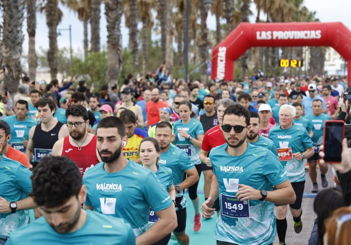 La marea 'verde valencia' de la 15K/7,5K Valencia Abierta al Mar 2024.