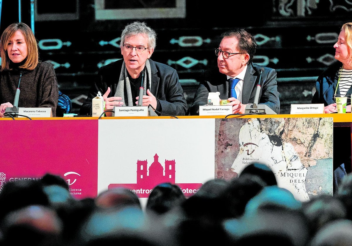 Santiago Posteguillo, junto al director general de Cultura, Miguel Nadal, y representantes de la Biblioteca Valenciana en San Miguel de los Reyes.