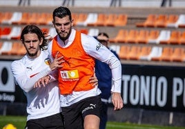 Rafa Mir, junto a Yarek Gasiorowski, en un entrenamiento.