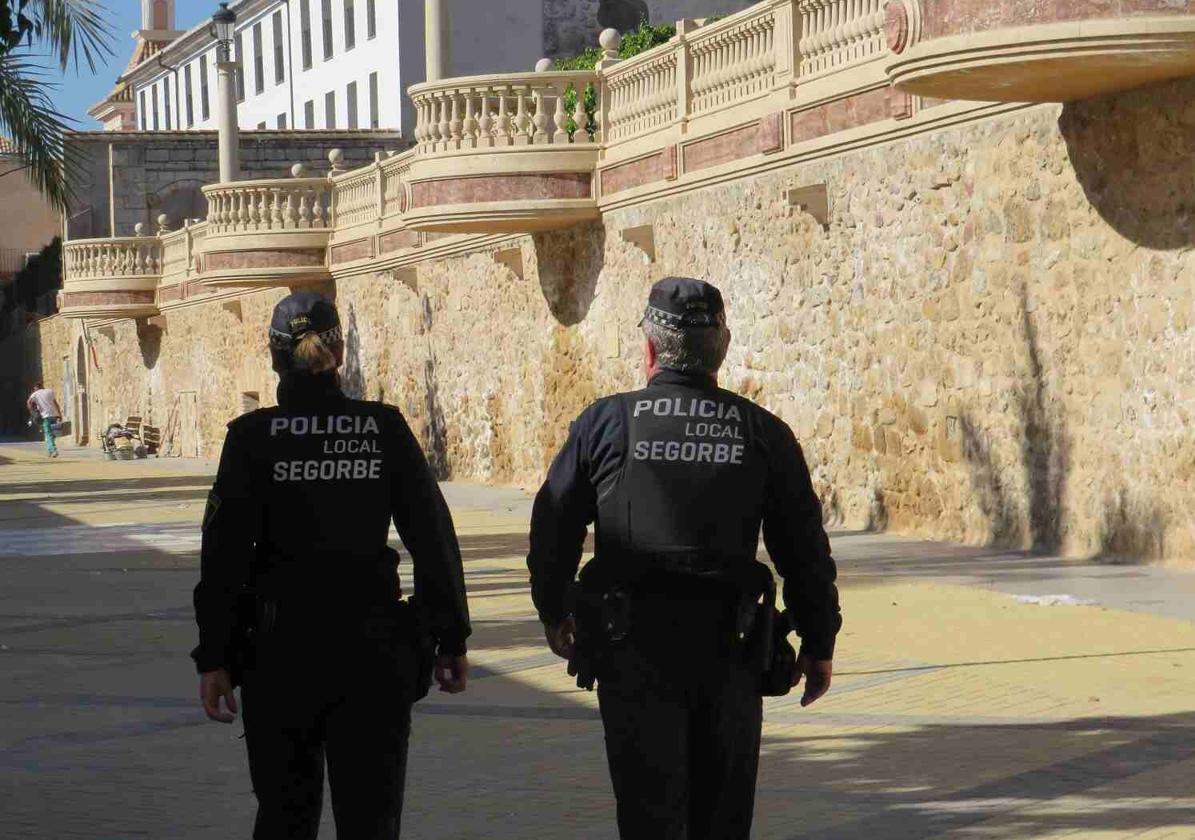 Dos agentes de la Policía Local de Segorbe.