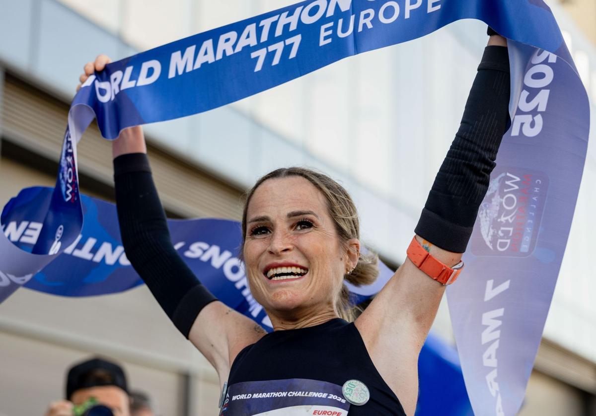 La influencer y atleta navarra Estefanía Unzu, más conocida como Verdeliss, gana el maratón de Madrid, el quinto de su gran reto.