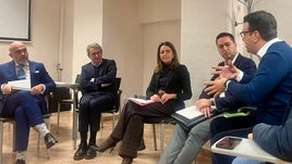 La consellera Nuria Martínez en la reunión con los abogados de Xàtiva.