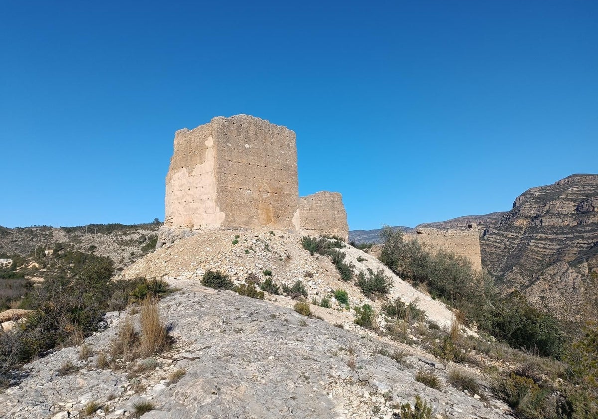 Imagen principal - Detalles de la ruta en Millares con paisaje, ruinas y señalización. 