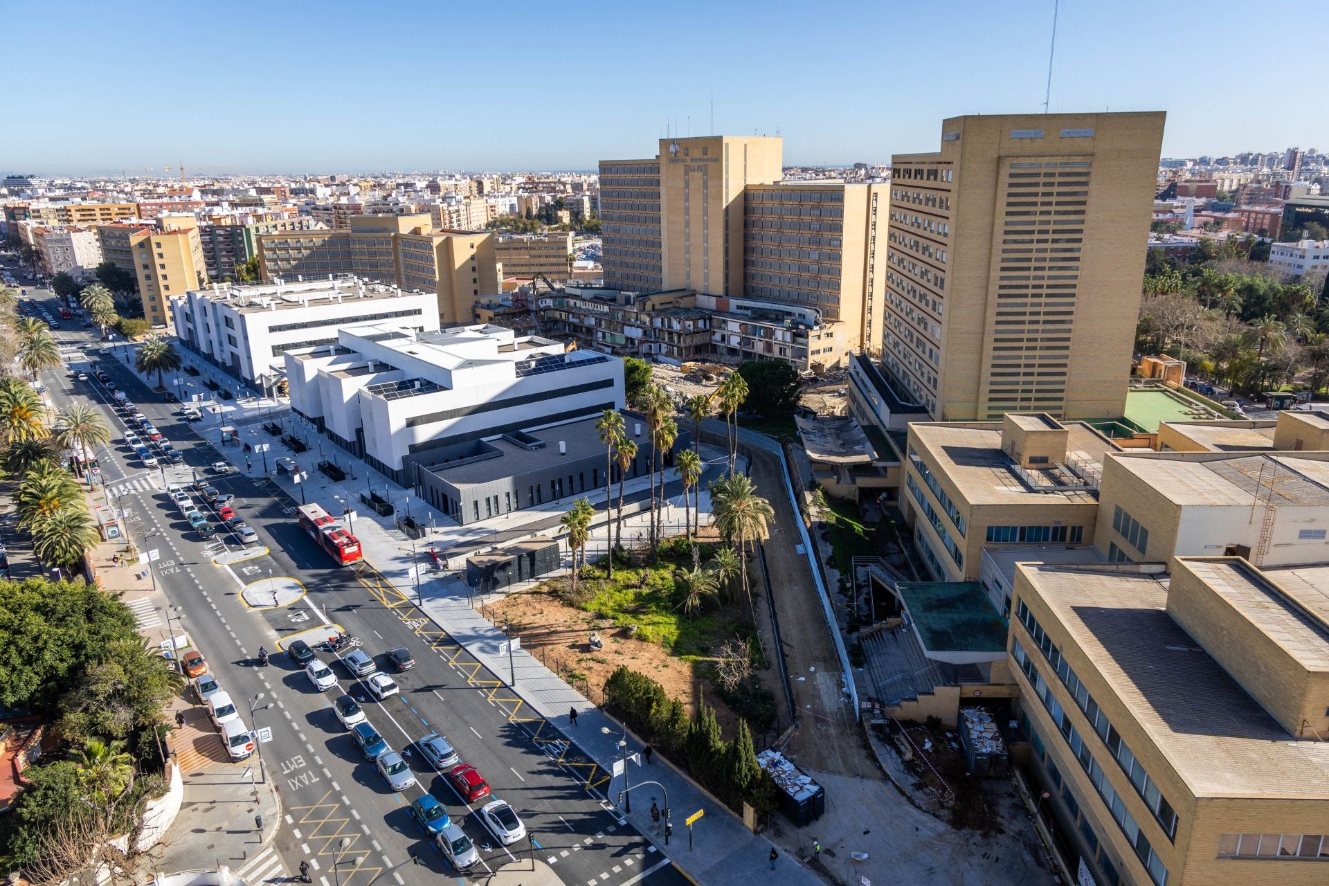 El derribo de la antigua Fe ya se centra en el edificio principal