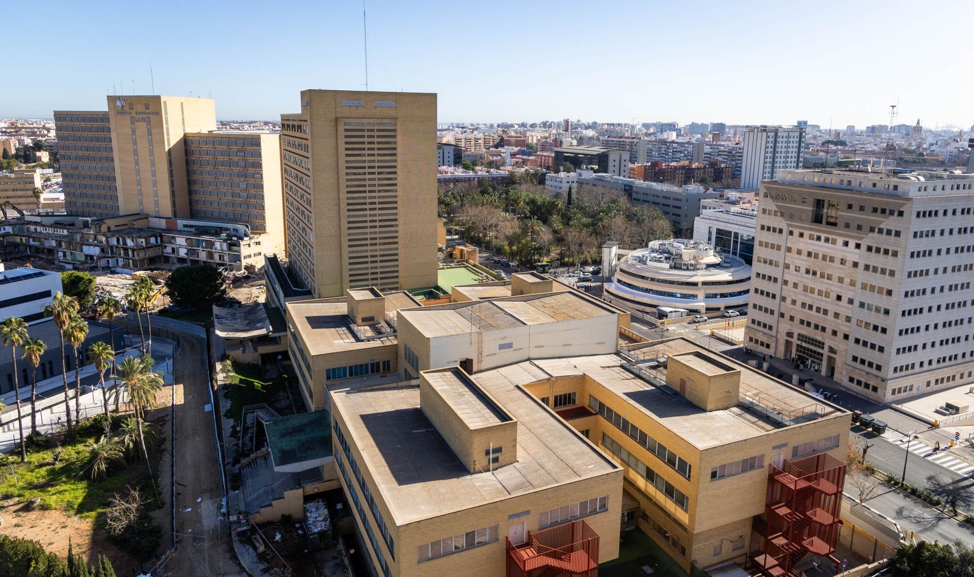 El derribo de la antigua Fe ya se centra en el edificio principal