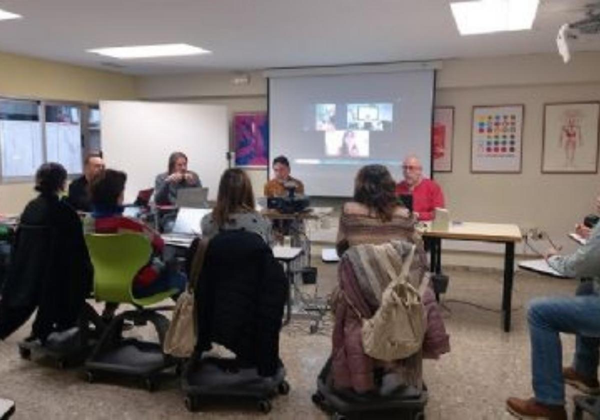 Momento de la reunión. Alumnos protagonistas de un trepidante fin de semana. 'Red Bouquet'. La caravana que recorrerá los municipios afectados por la dana.