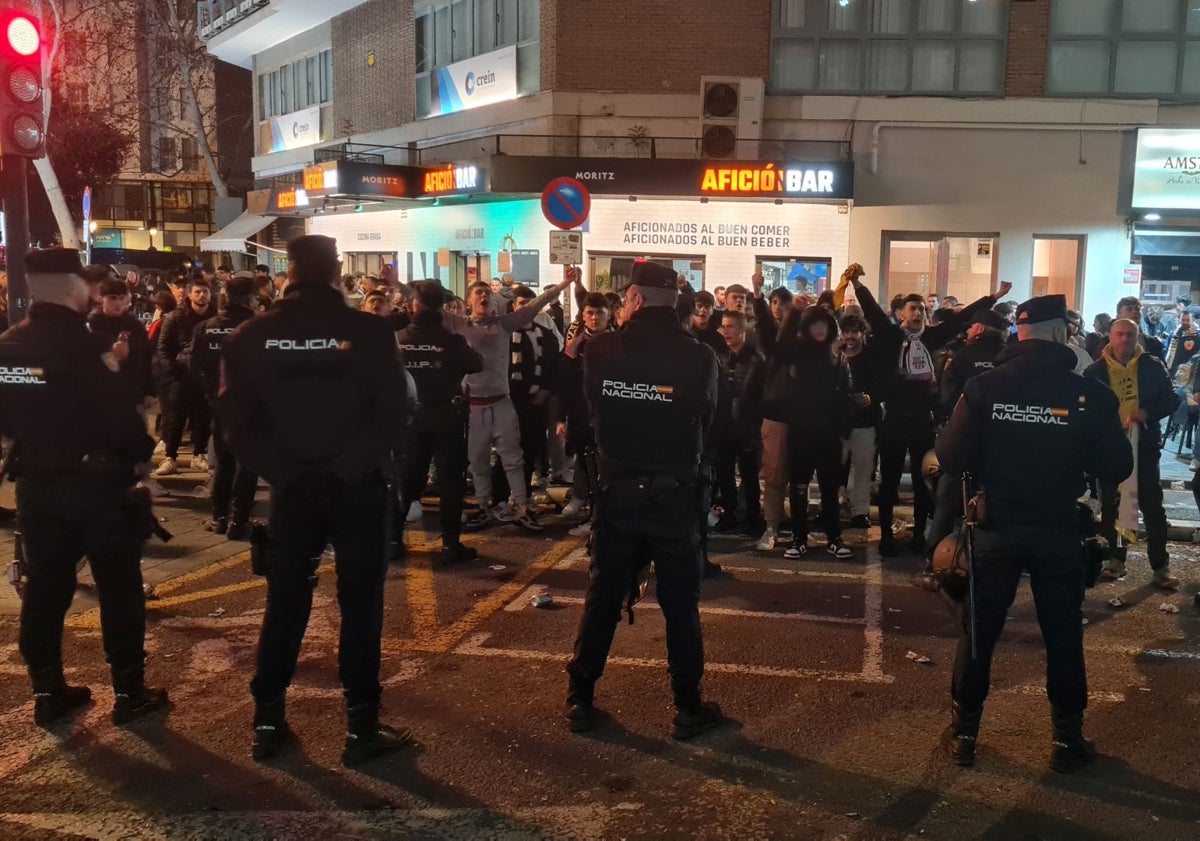 Imagen principal - Las protestas comenzaron fuera de Mestalla tras el descanso, con el valencianismo indignado. 