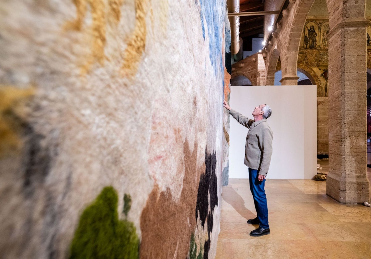 Una de las obras de gran formato que se puede ver en la exposición.