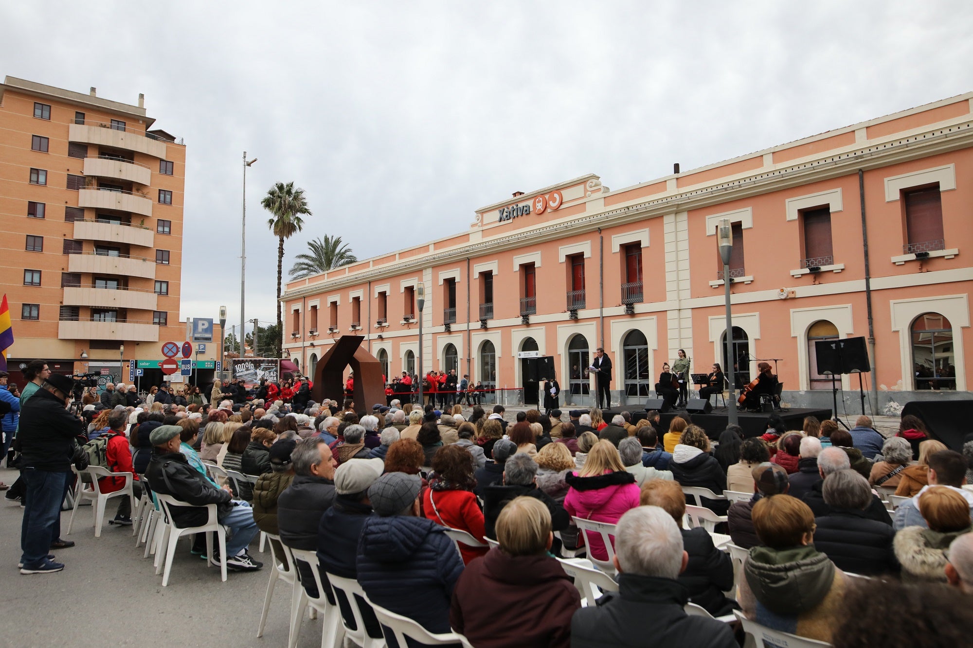 Acto conmemorativo del año pasado junto a la estación.