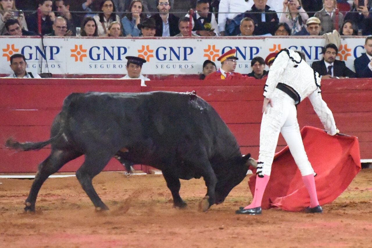 Fotos: Ponce le brinda el último toro de su vida a Ana Soria