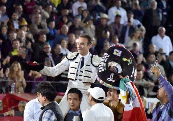 Enrique Ponce, a hombros en su despedida de la plaza México.