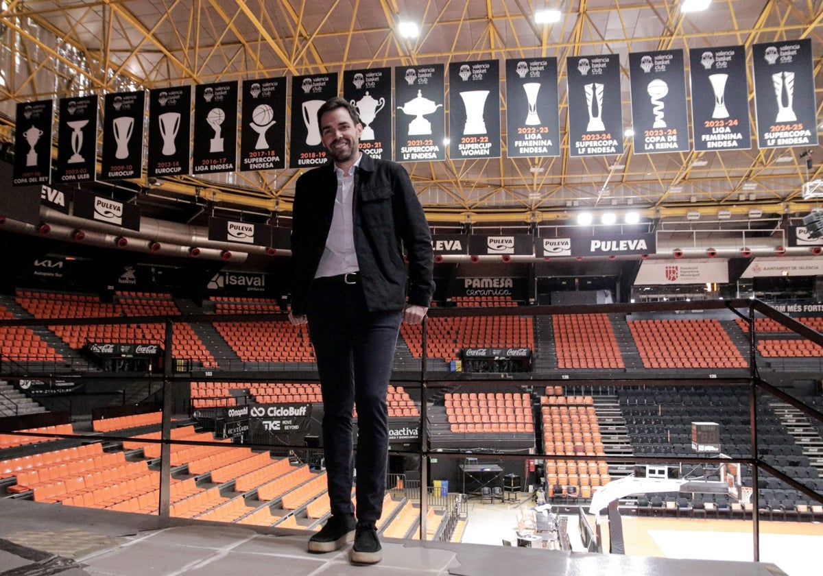 Enric Carbonell posa en la Fonteta bajo las banderas de los títulos del Valencia Basket.