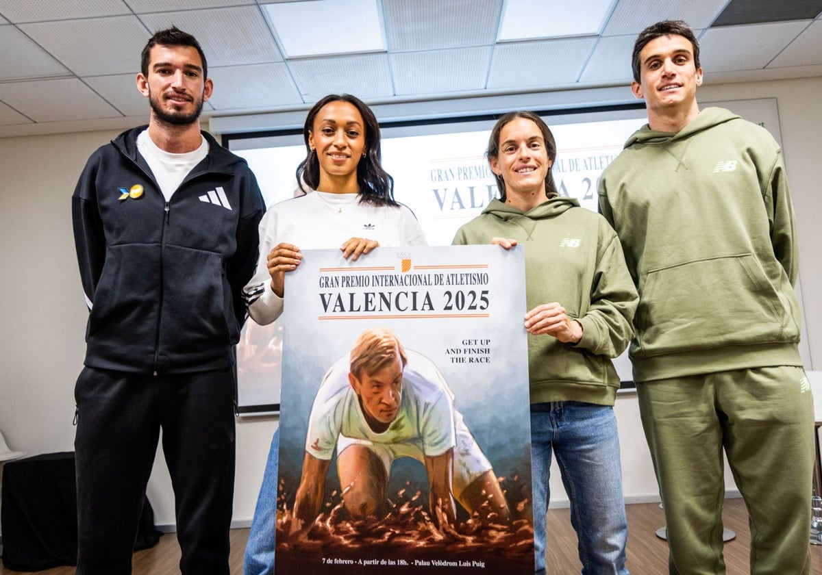 Quique Llopis, Ana Peleteiro, Esther Guerrero y Mariano García posan con el cartel del Gran Premio Internacional de Valencia.