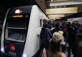 Viajeros de Metrovalencia, en una jornada de huelga en una imagen de archivo.