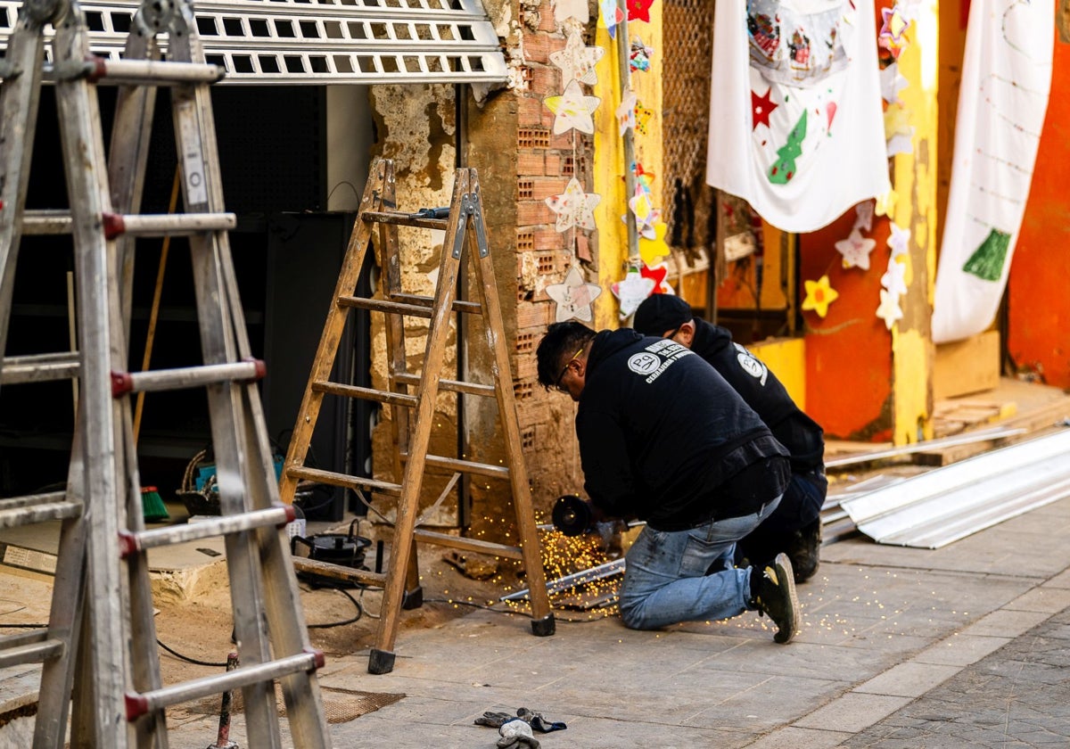 Un comerciante de Paiporta acomete la obra de su local.