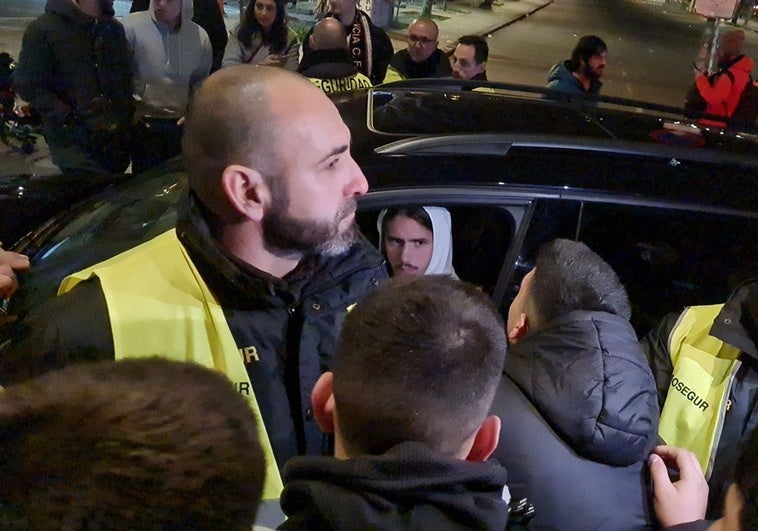 Yarek escucha, desde el asiento de su coche, a un aficionado que le muestra su cabreo.