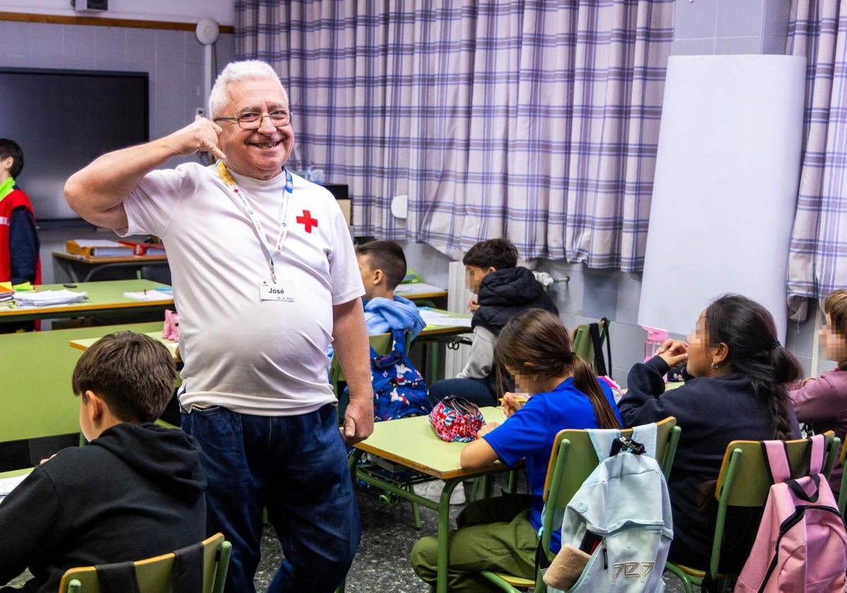 Un monitor de Cruz Roja explica a los niños cómo reaccionar ante una dana.