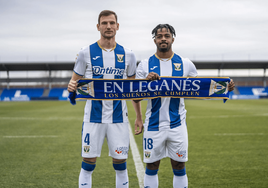 Duk y Barisic, posando con la bufanda del Leganés.