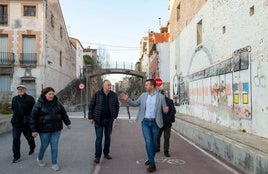 El presidente de la Diputación junto el alcalde de Manuel.