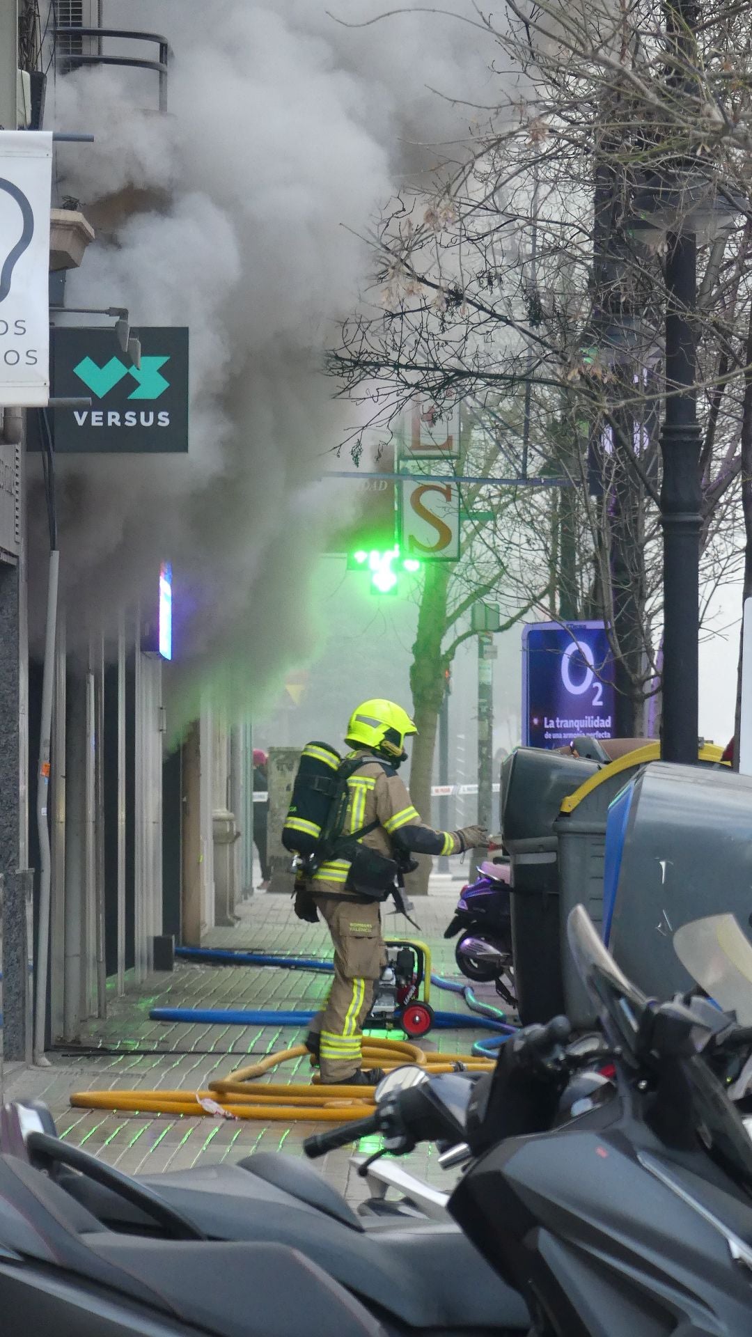 FOTOS | El incendio en un bingo desata la alarma en Valencia