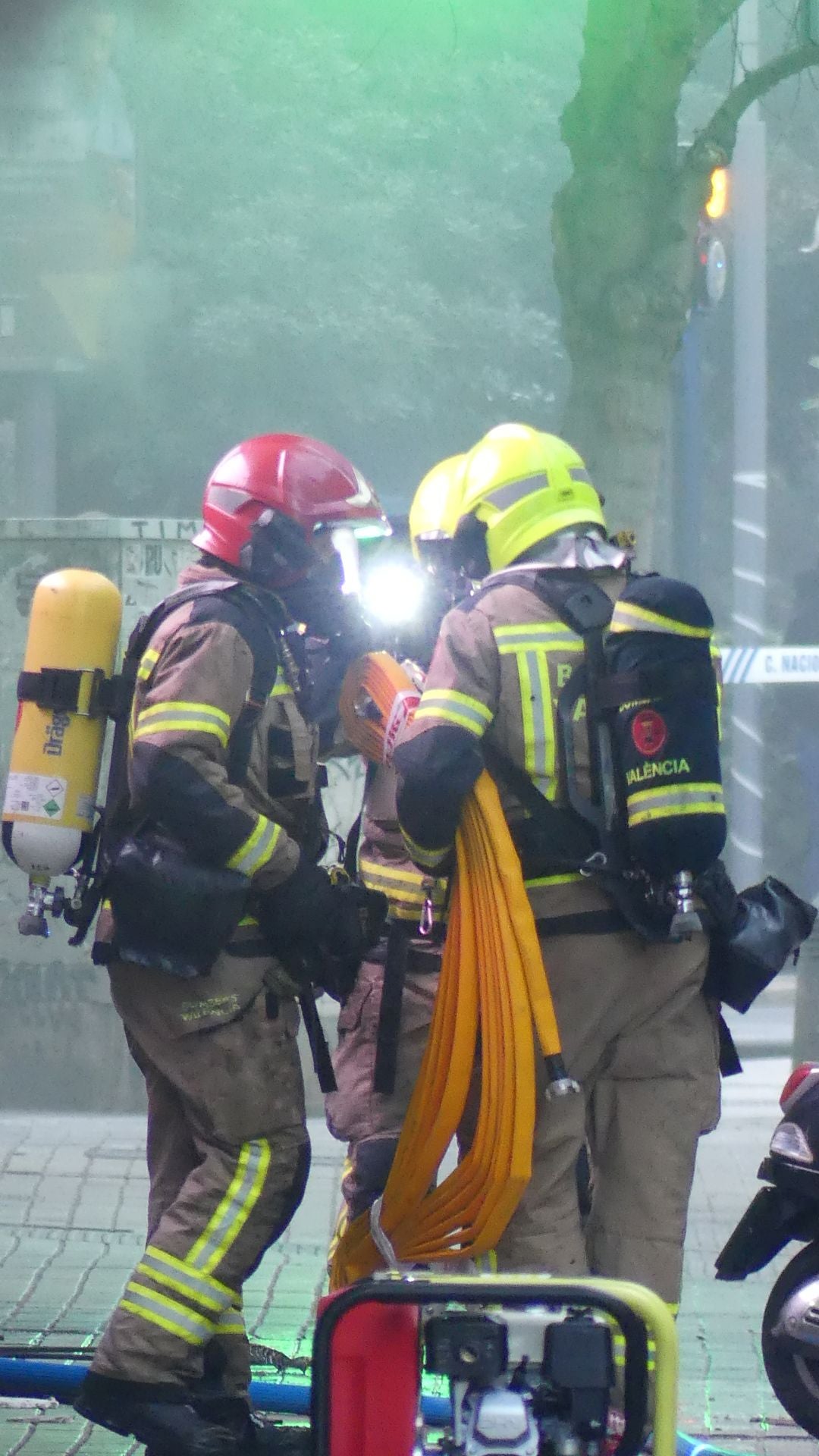 FOTOS | El incendio en un bingo desata la alarma en Valencia