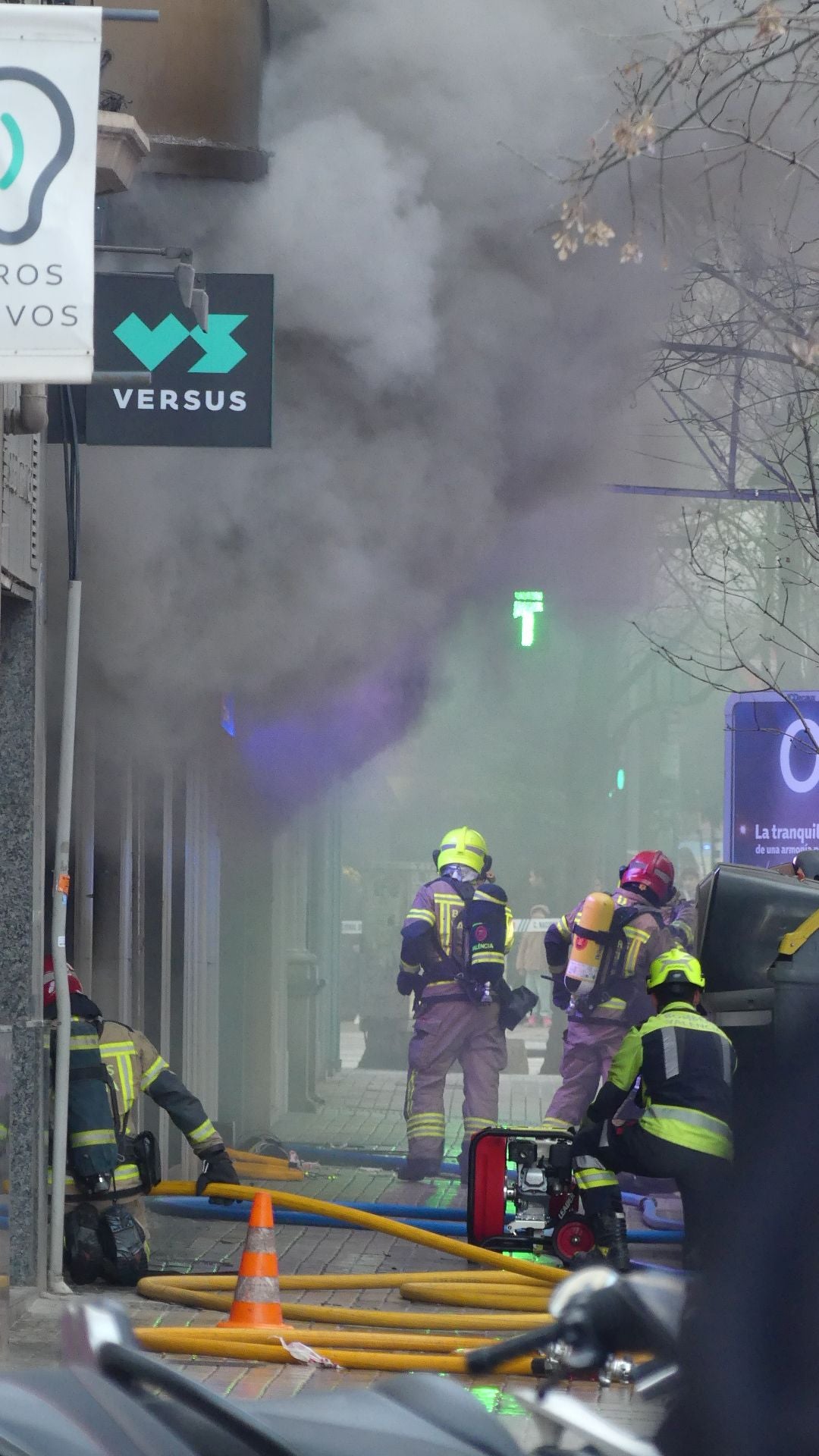 FOTOS | El incendio en un bingo desata la alarma en Valencia