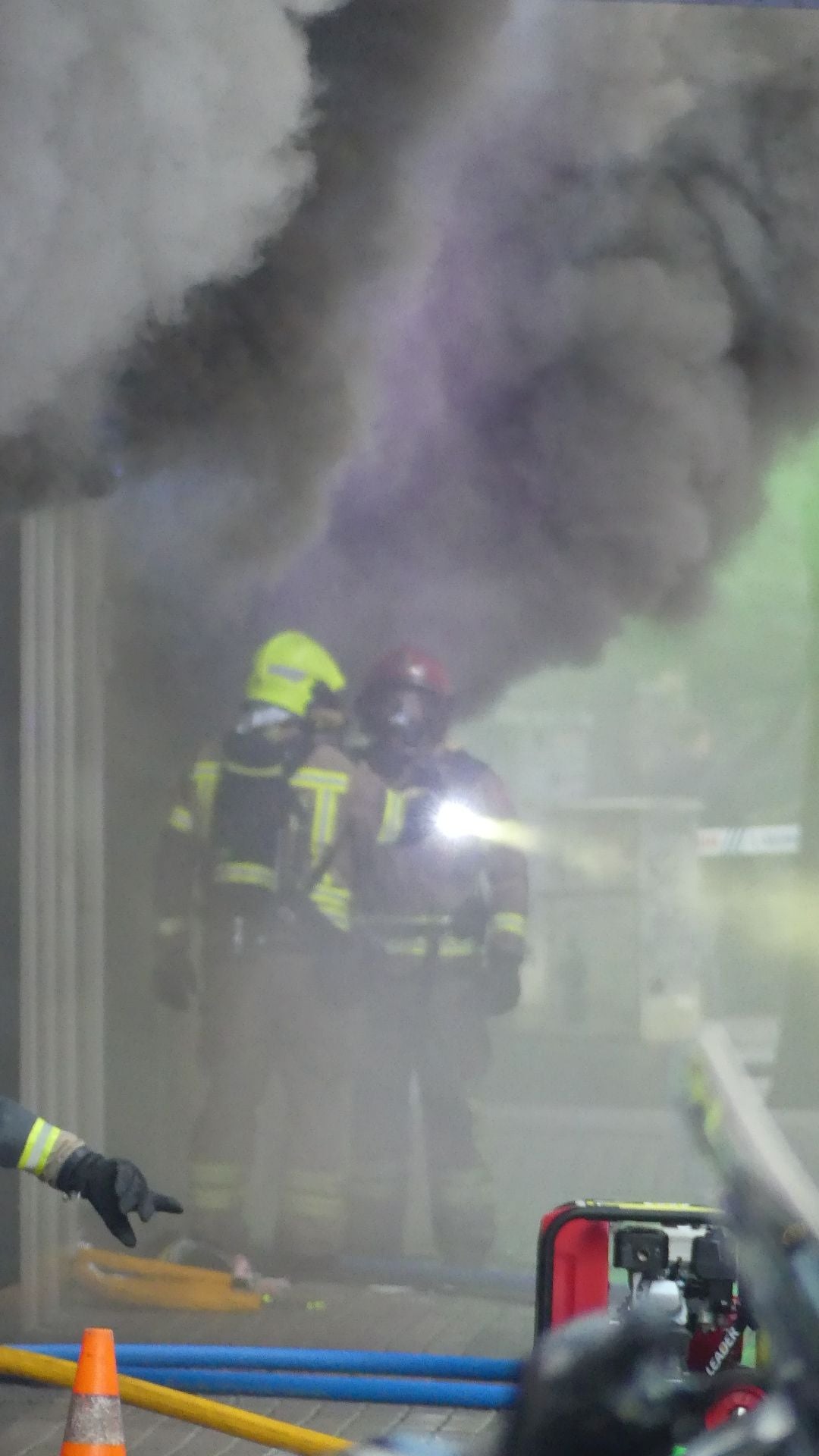 FOTOS | El incendio en un bingo desata la alarma en Valencia