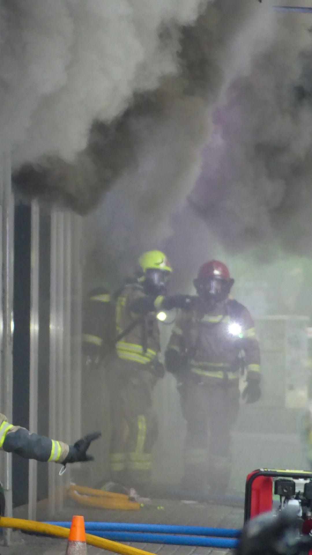 FOTOS | El incendio en un bingo desata la alarma en Valencia