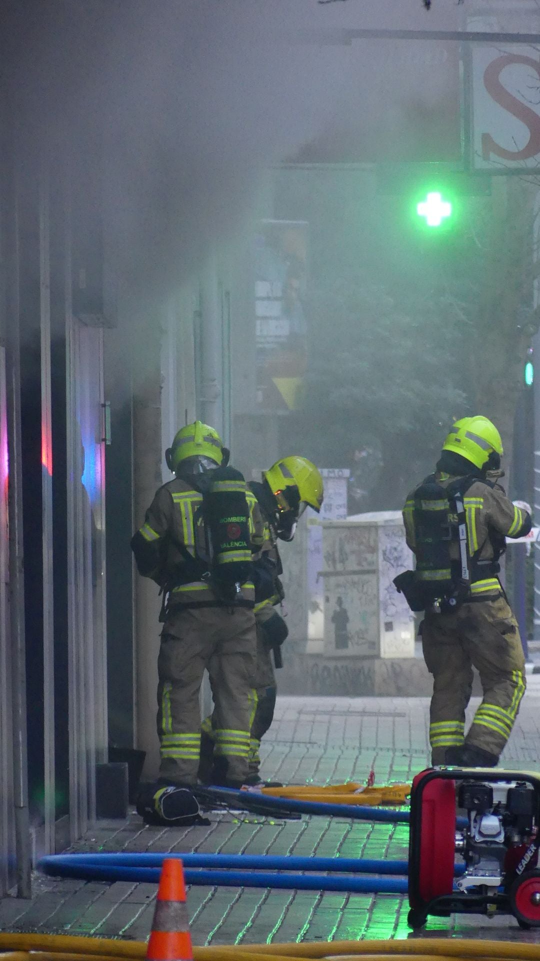 FOTOS | El incendio en un bingo desata la alarma en Valencia