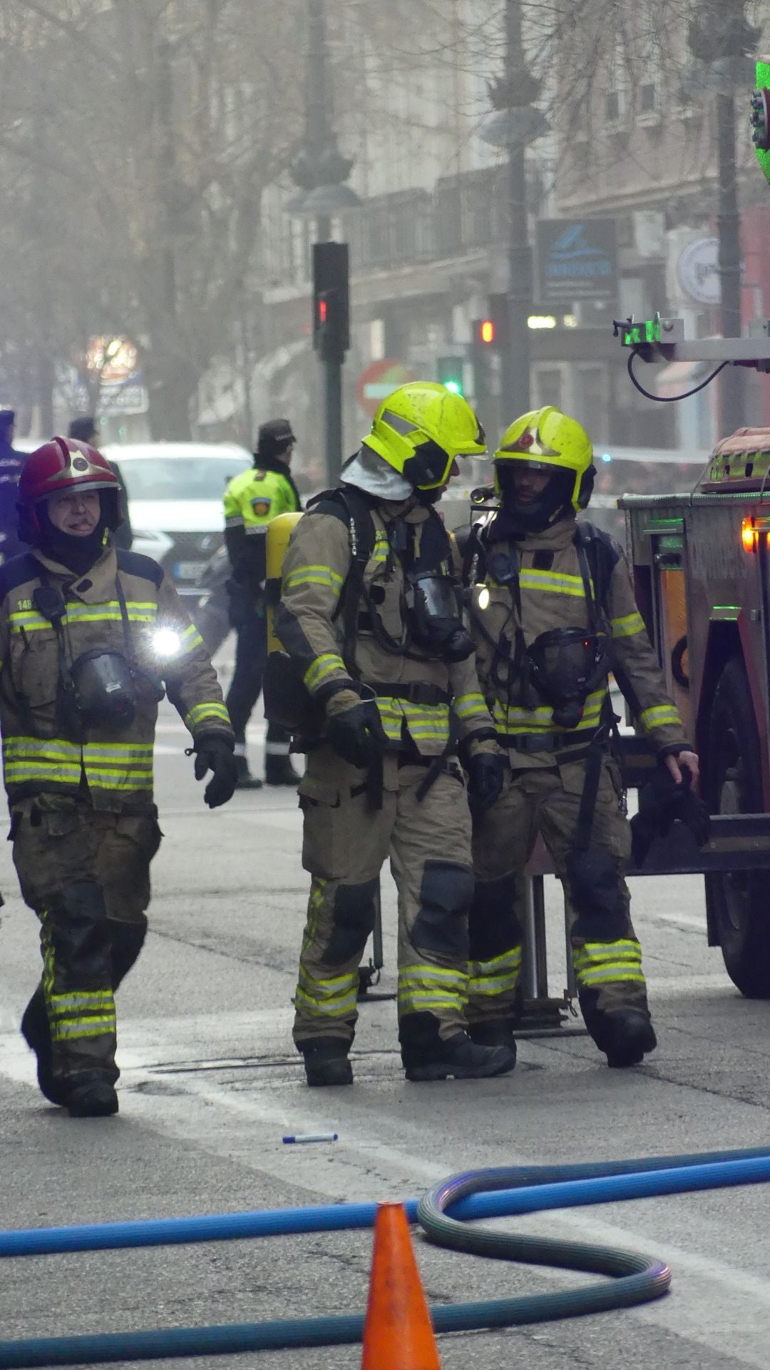 FOTOS | El incendio en un bingo desata la alarma en Valencia