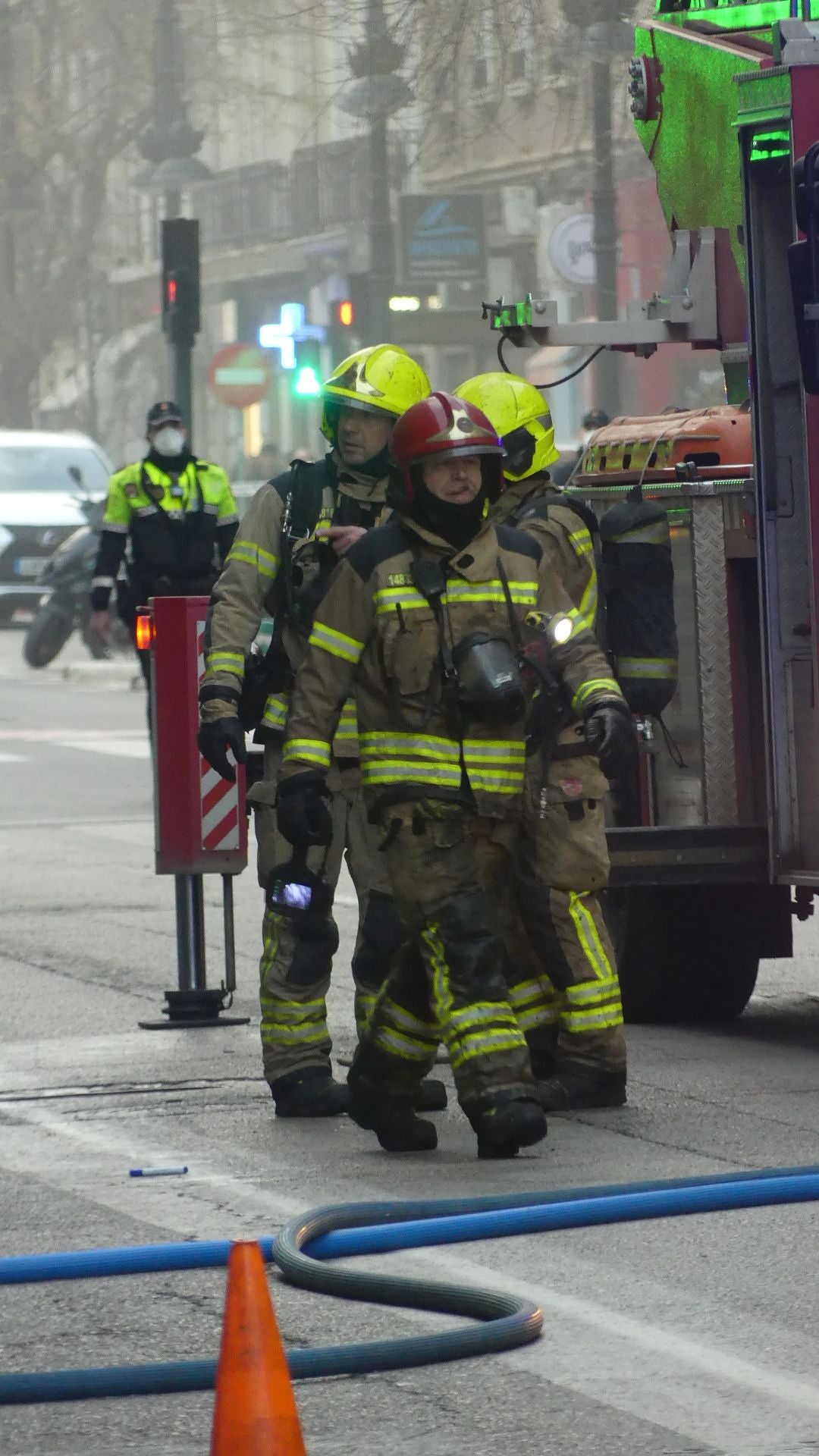 FOTOS | El incendio en un bingo desata la alarma en Valencia