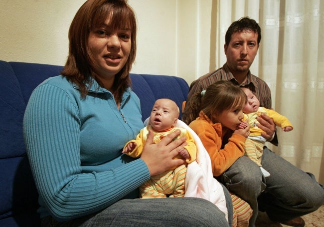 Paola, en primer plano, junto a su familia el día que llegó a casa tras la intervención.