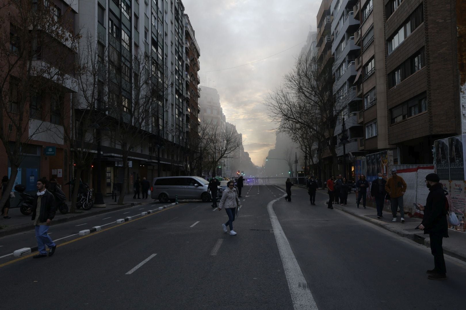 FOTOS | El incendio en un bingo desata la alarma en Valencia