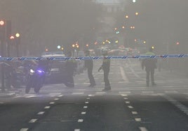 Imagen de los accesos cortados al incendio de un bingo en la calle Pintor Benedito de Valencia.