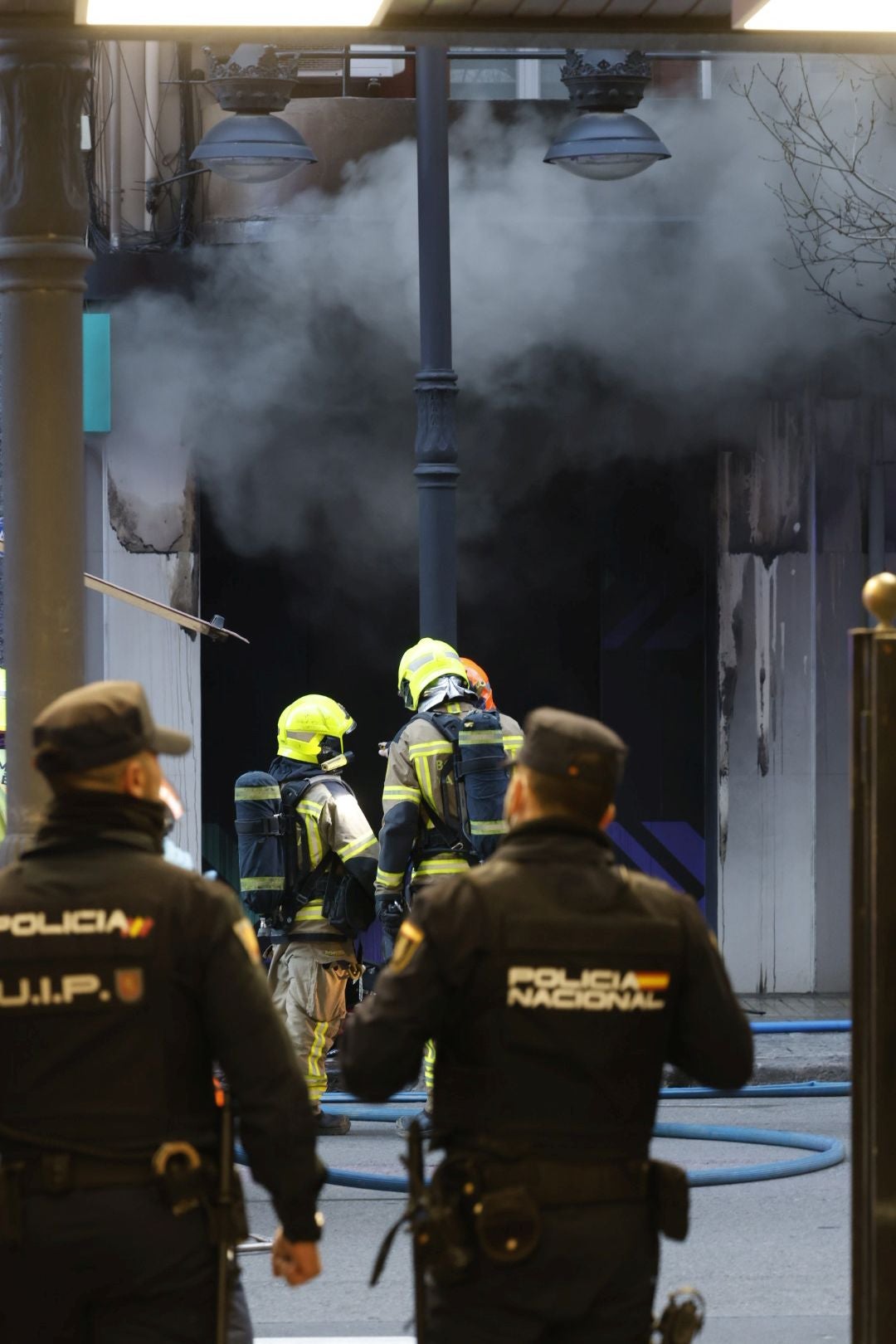 FOTOS | El incendio en un bingo desata la alarma en Valencia