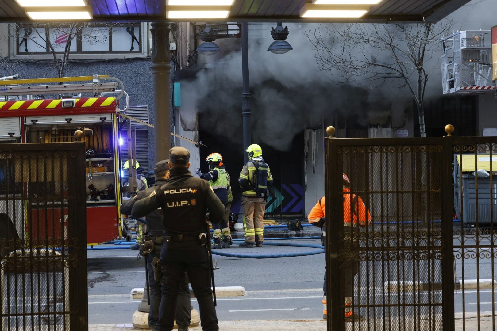 FOTOS | El incendio en un bingo desata la alarma en Valencia