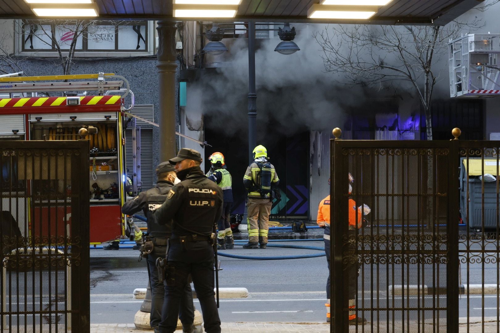 FOTOS | El incendio en un bingo desata la alarma en Valencia