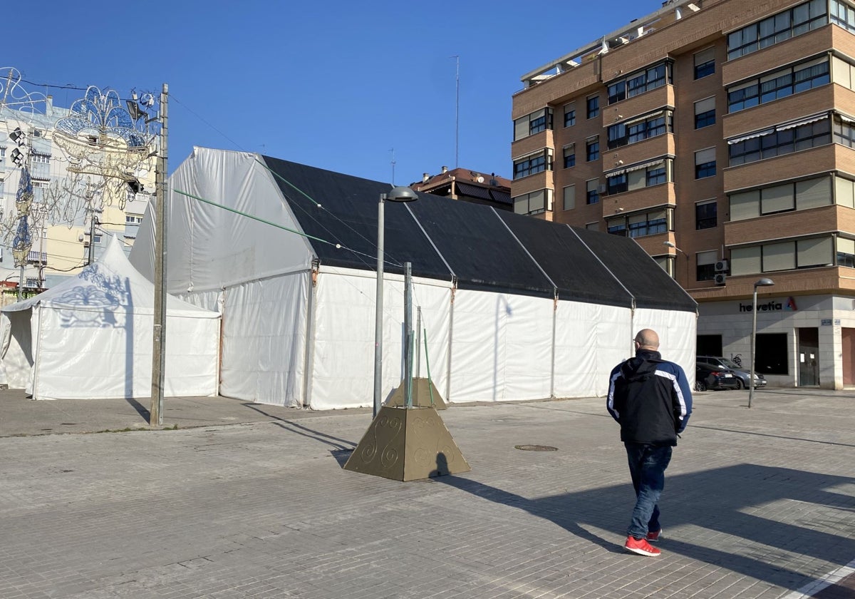 Montaje de una carpa fallera en Valencia.