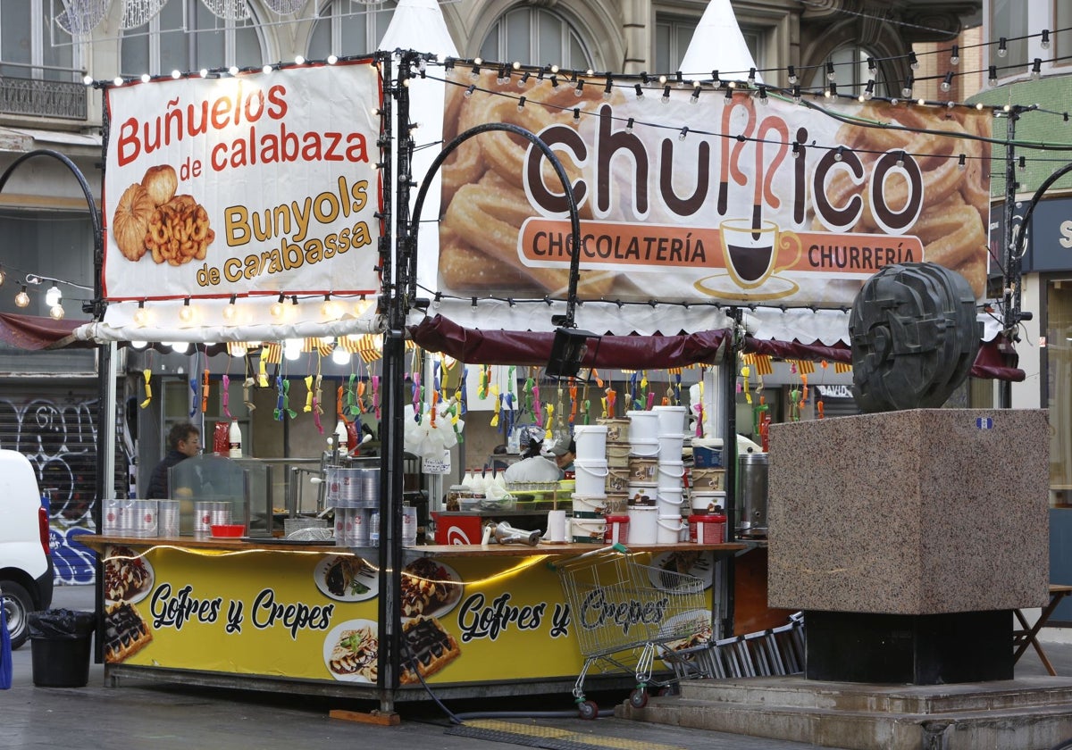 Instalación de una churrría, tapando una escultura y varios comercios, el pasado año.