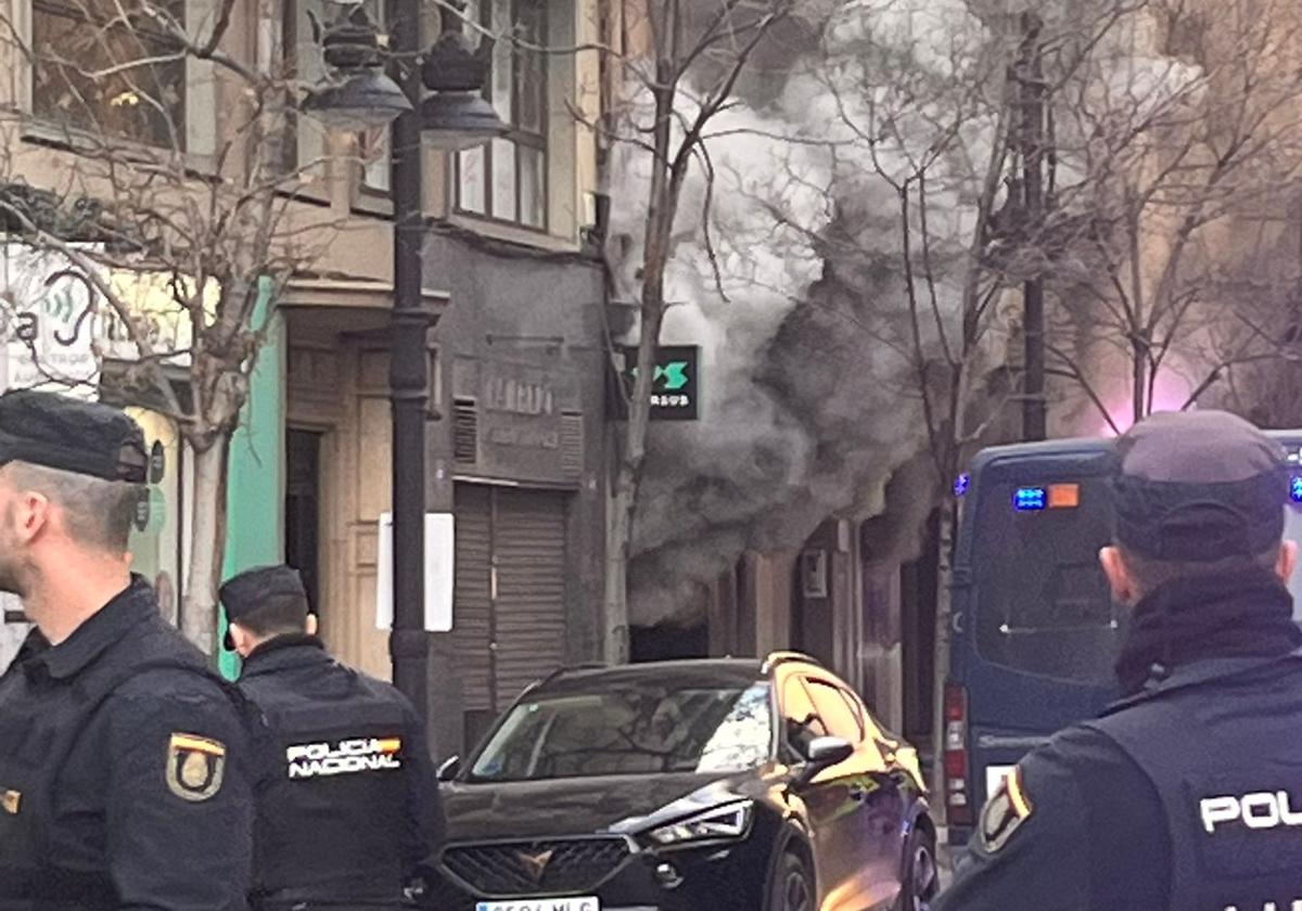 FOTOS | El incendio en un bingo desata la alarma en Valencia